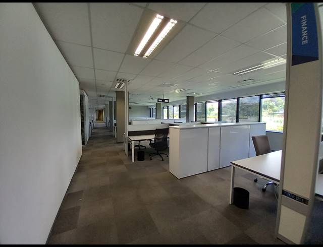 1,267M² OFFICE TO LET IN BRYANSTON